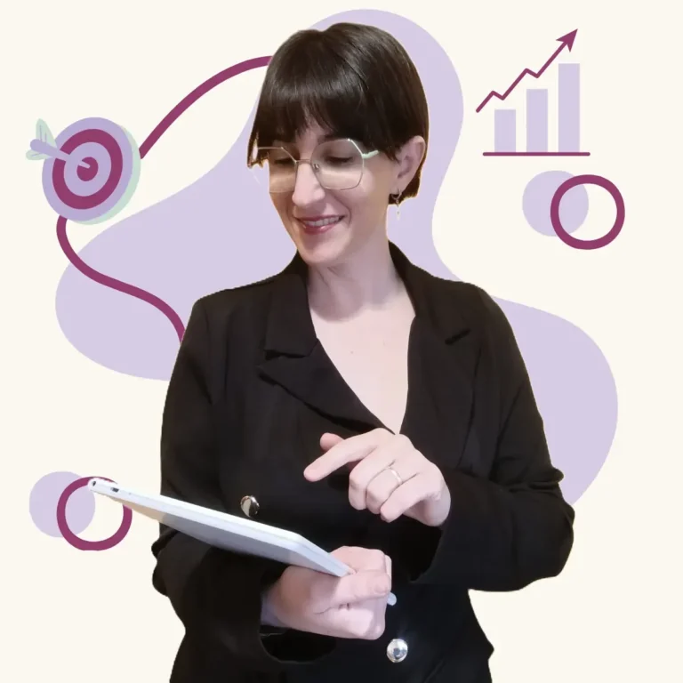 Marketing Laura Murcia con tablet fondo lavanda